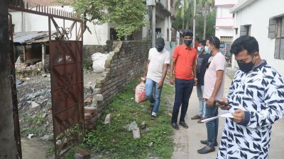 মেহেরপুরে ফোন পেয়ে করোনায় আক্রান্ত ব্যক্তির বাড়িতে পৌঁছে দিলেন খাবার সহ নগদ অর্থ 